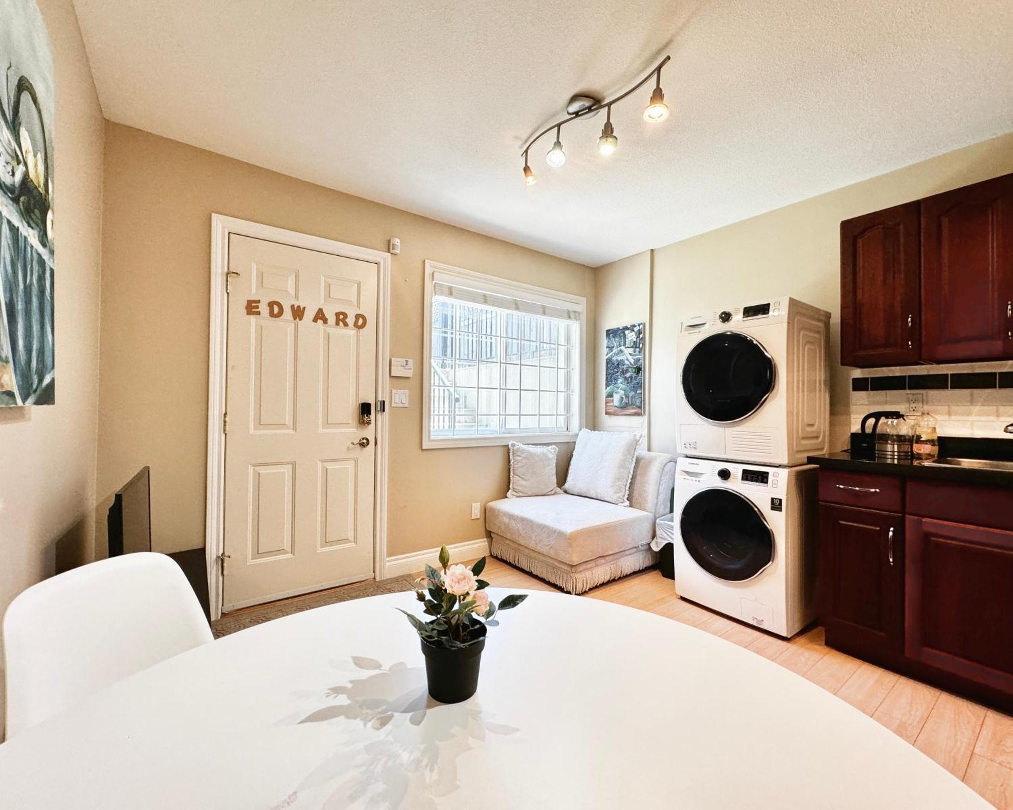 Cozy 1Bedroom Suite Near Downtown Ванкувър Екстериор снимка